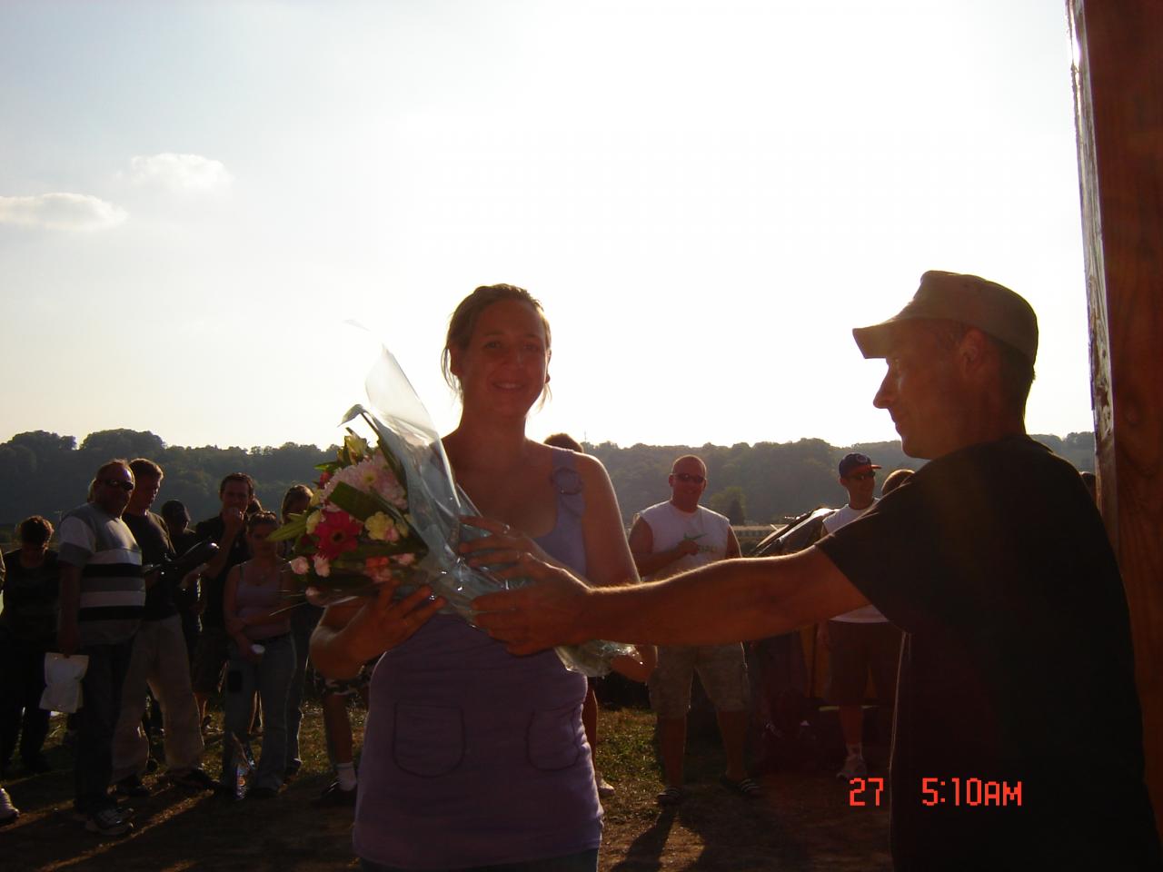 Remise des fleurs à une feminine..