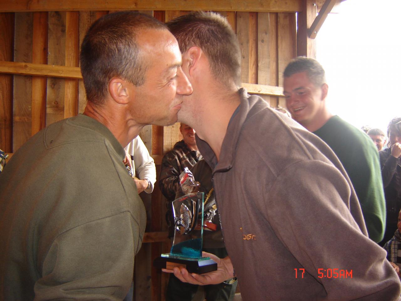 Un bisou pour le trophee de la plus grosse carpe !